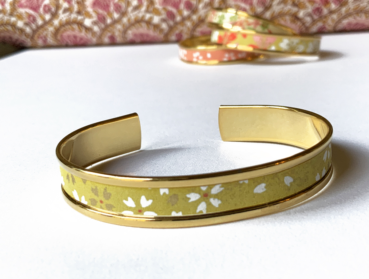 BRACELET MANCHETTE DOR  L'OR FIN ET PAPIER JAPONAIS FLEURI MOUTARDE